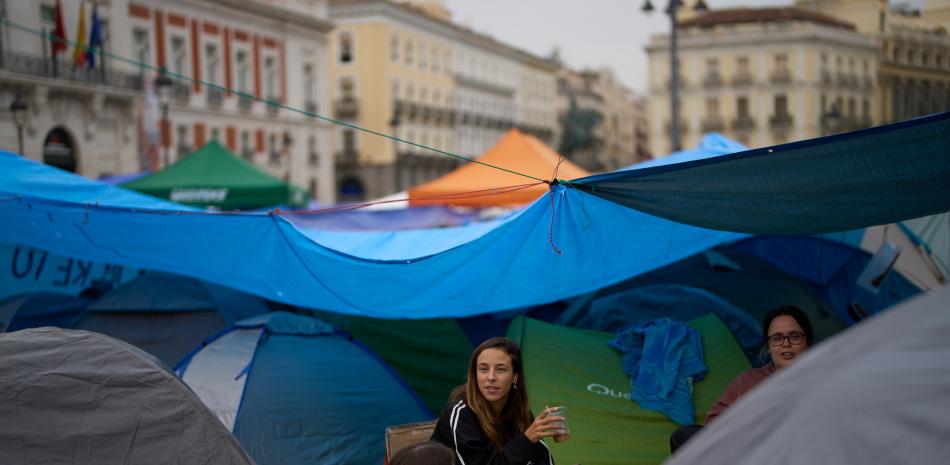 Manifestantes acampan durante una protesta en la plaza de la Puerta del Sol tras el desahucio el miércoles anterior de una mujer de 87 años, conocida popularmente como Maricarmen, para pedir leyes más fuertes para proteger a los inquilinos en Madrid, España, el lunes 28 de septiembre de 2026. (AP Foto/Manu Fernández)