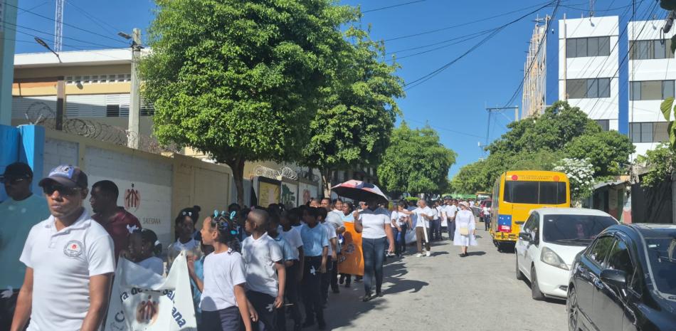 Estudiantes salesianos de Barahona realizan caminata para promover la convivencia pacífica