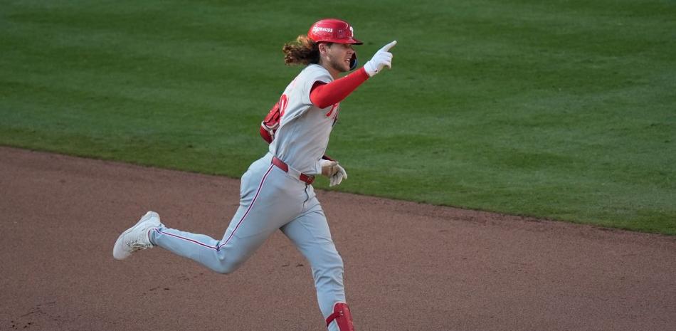 Los Filis vencen a los Bravos en entradas extras y empatan la serie de comodines