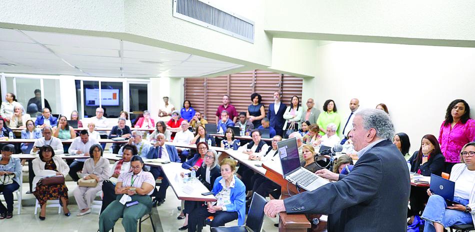Radhamés Mejía, director del Centro de Investigación de la PUCMM, expone la situación.,