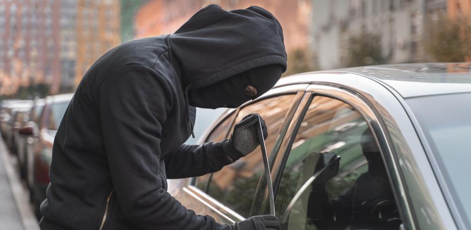 Hombre robando carro