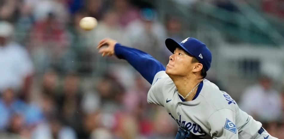 Yoshinobu Yamamoto al momento de hacer un lanzamiento durante el cuarto episodio del partido.