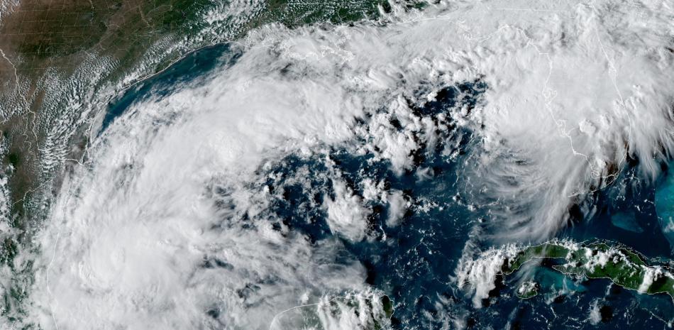 Esta imagen por satélite de la Oficina Nacional de Administración Oceánica y Atmosférica de Estados Unidos (NOAA, por sus siglas en inglés) muestra la depresión tropical 9, que se convirtió en la tormenta Isaías,