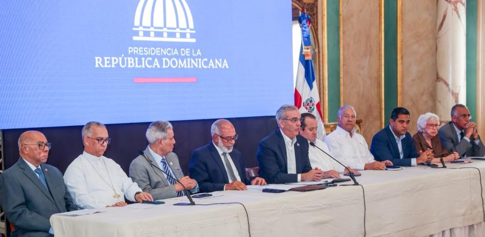El presidente Luis Abinader al hacer el anuncio de construcción de las obras deportivas junto a personalidades y funcionarios de su gobierno