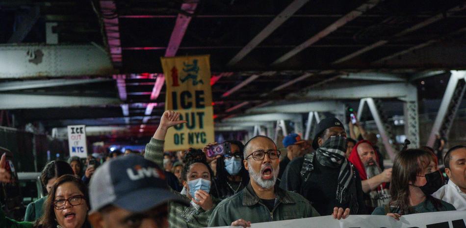 Manifestantes gritan mientras marchan durante una protesta en el lugar donde un agente del Servicio de Inmigración y Control de Aduanas (ICE), presuntamente dispararó a un hombre en Nueva York, Estados Unidos.