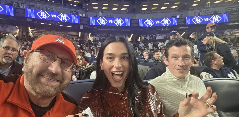 ¡Dua Lipa und Callum Turner werden von berühmtem Fan nicht erkannt!