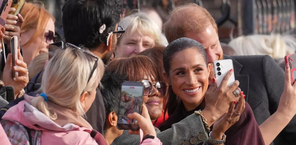 Enrique y Meghan reciben vítores