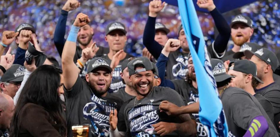 Freddy peralta es felicitado por varios de sus compañeros luego de haber sido anunciado como ganador del premio de Mas Valioso de la Serie de Campeonato de la Liga Americana