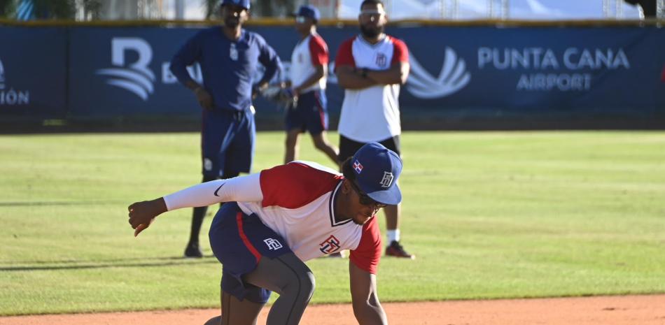 Un momento de acción en los entrenamientos del equipo dominicano que accionará en el Pre Mundial de Béisbol U18.
