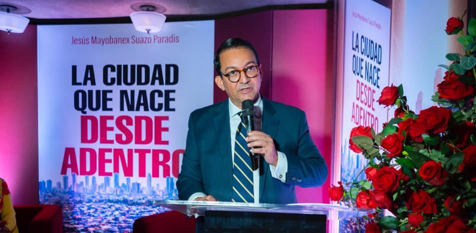 Mayobanex Suazo presenta su libro “La ciudad que nace desde adentro”