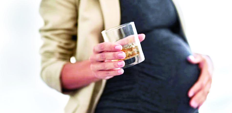 El consumo de alcohol durante el embarazo puede causar daños irreversibles al bebé.