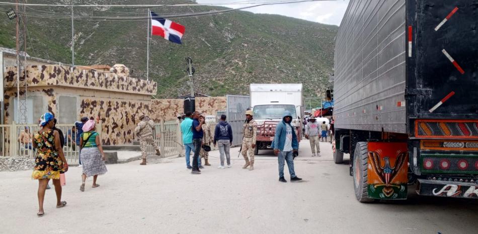 Refuerzan presencia militar en Jimaní mientras se mantiene activo el intercambio comercial en la frontera de Mal Paso