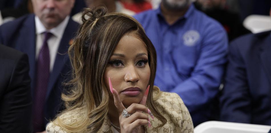 La cantante Nicki Minaj escucha el discurso de Donald Trump durante un mitin de campaña en Michigan