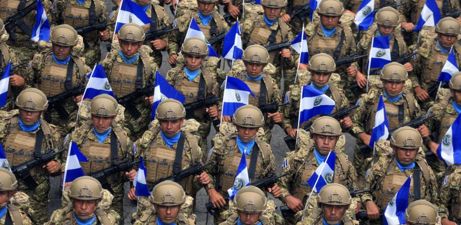 Miembros de las Fuerzas Armadas de El Salvador desfilan durante las celebraciones del 205 aniversario de la independencia del país, en San Salvador, el 15 de septiembre de 2026