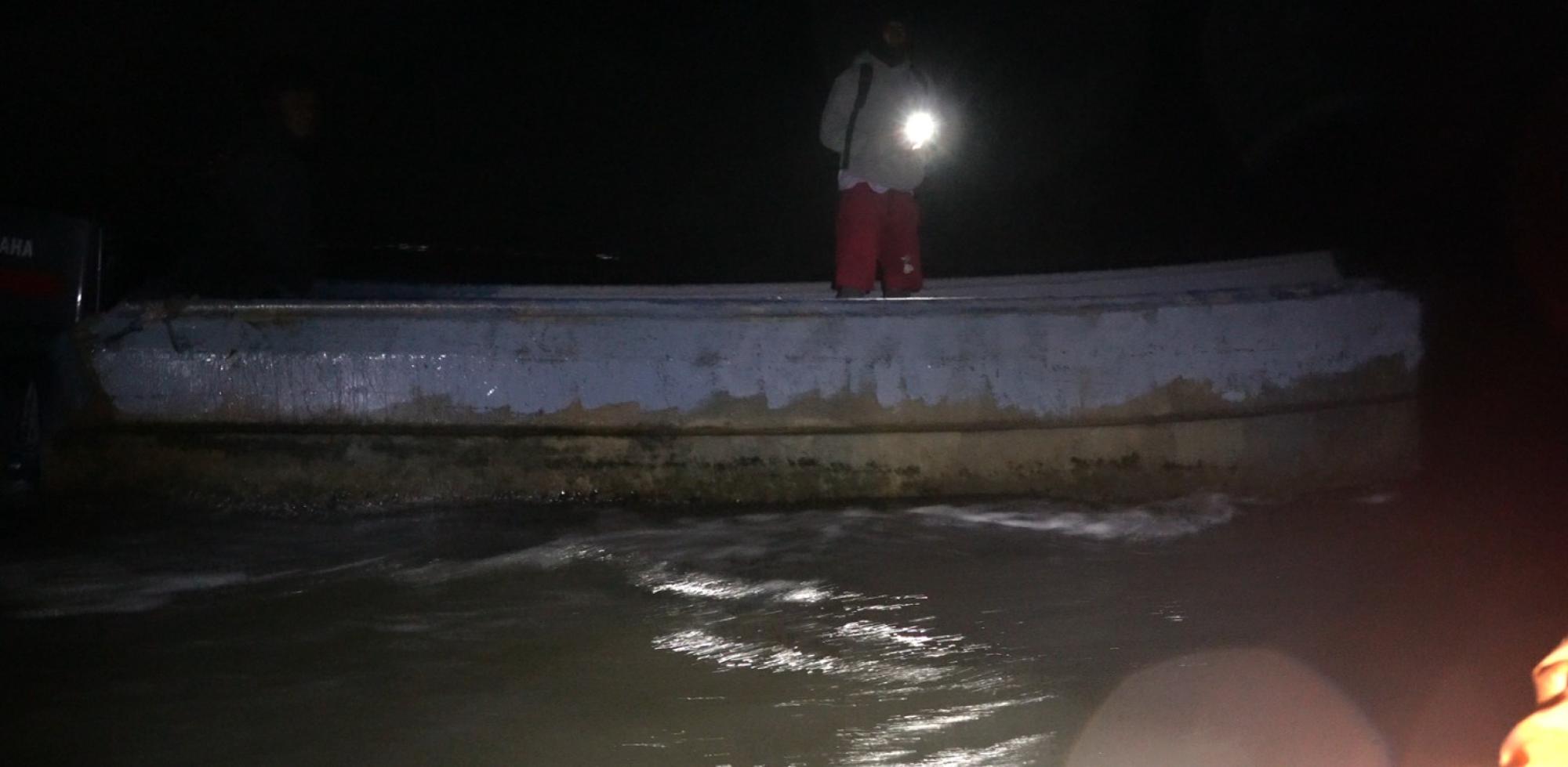 Un equipo de la Armada Dominicana intercepta una lancha en una costa del este del país, con el temor de que se tratara de un viaje ilegal