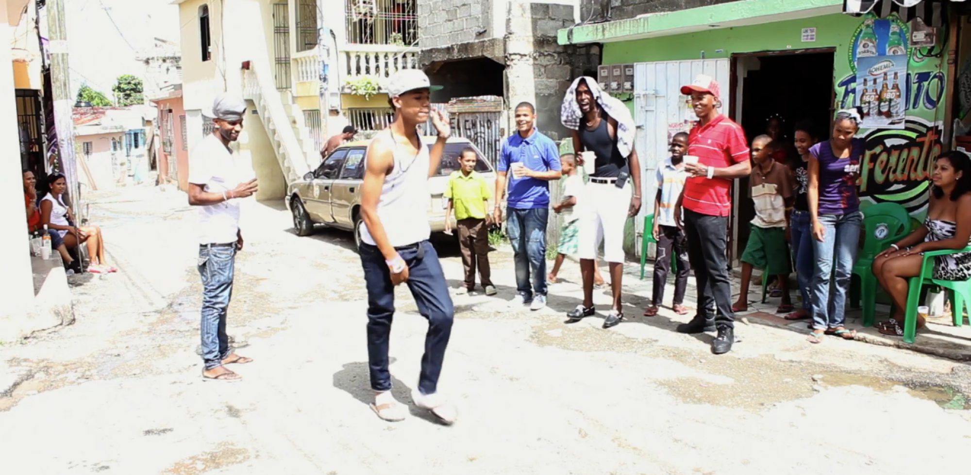 Jóvenes dominicanos bailando en un barrio de Santo Domingo. Crédito Adam Taub