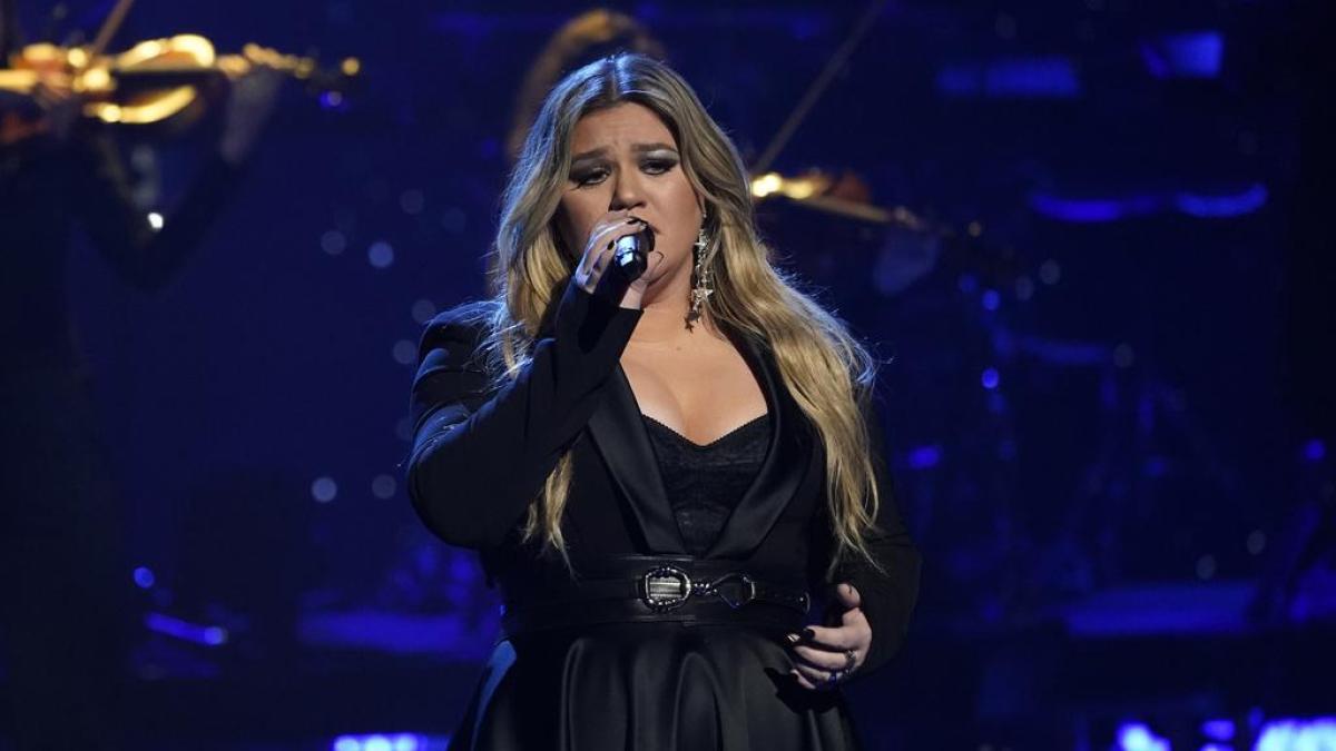 Kelly Clarkson apoya la IA, pero pide listas separadas para artistas humanos