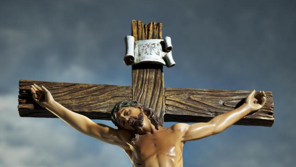 ¿Por qué en la Iglesia católica besan y adoran una la cruz el Viernes Santo?