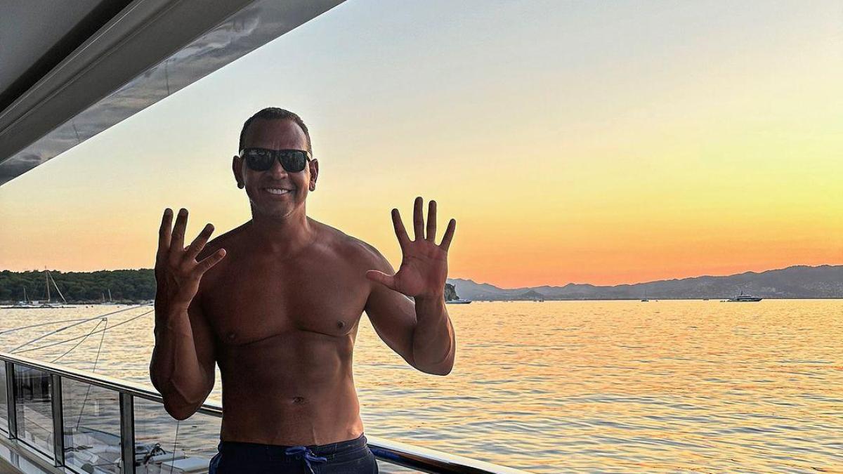 Alex Rodríguez es captado besando a una mujer en la fiesta de blanco de Michael Rubin