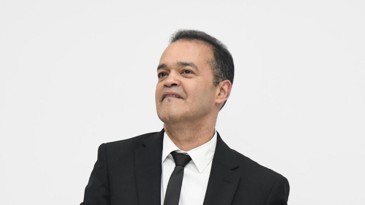 Alex Bueno está en cuidados intensivos, pero no intubado