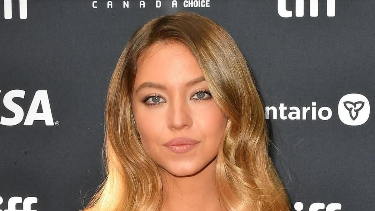 Sydney Sweeney cuelga brasieres en el cartel de Hollywood y podría enfrentar cargos