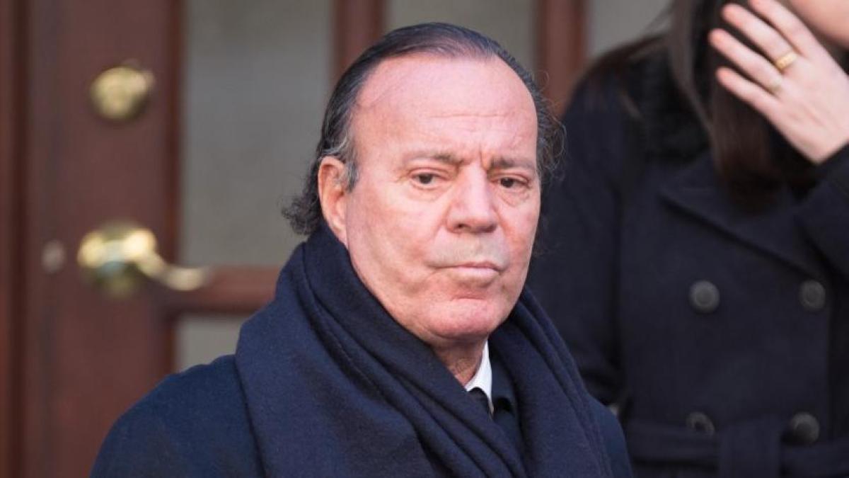 Julio Iglesias vuelve a pedir a la Fiscalía la denuncia en su contra ante la sospecha de que sea "falsa"