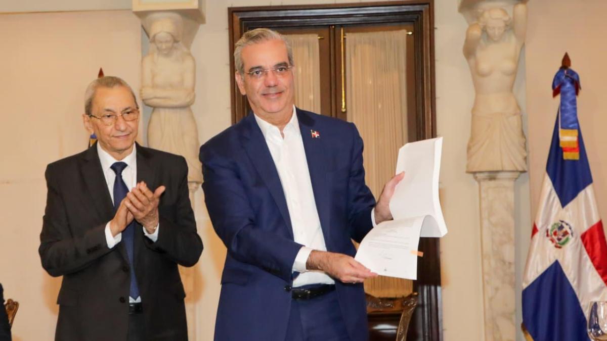 Funcionarios no podrán tener ninguna participación en empresas que negocien con el Estado