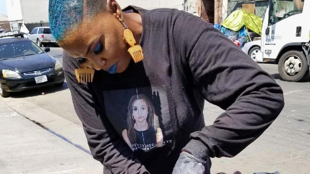 Tiktoker Shirley Raines, conocida por cuidar personas sin hogar, muere a los 58 años