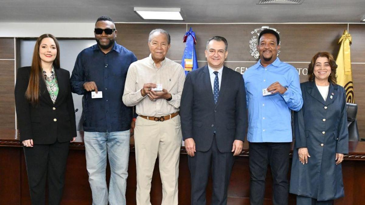 Entregan nueva cédula a personas con discapacidad y a miembros del Salón de la Fama de Cooperstown