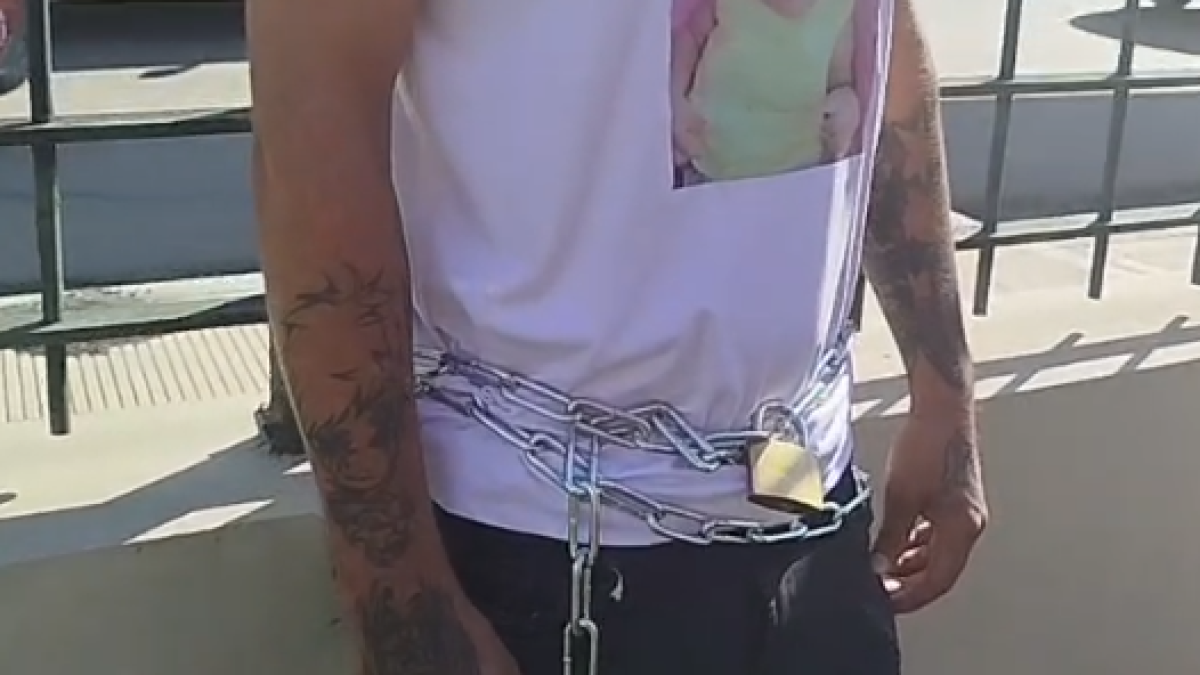 Hombre se encadena en la Procuraduría por muerte de su hija en albergue en Santiago: “Es un abuso”