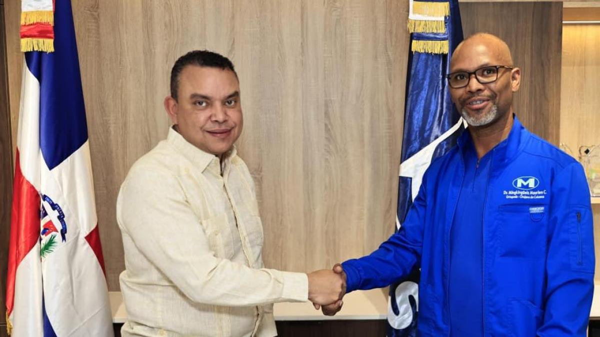Juramentan a Mingkingüeis Maarlem como nuevo director del Hospital Salvador B. Gautier