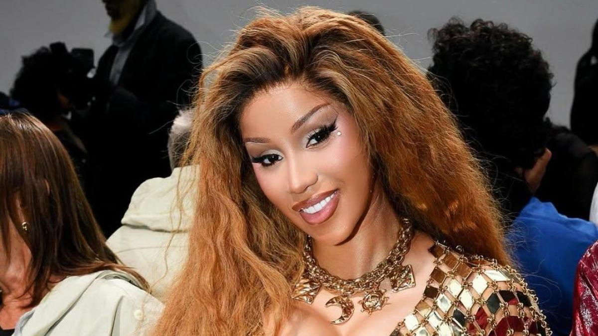 Cardi B promociona una nueva canción con un bikini con la bandera dominicana