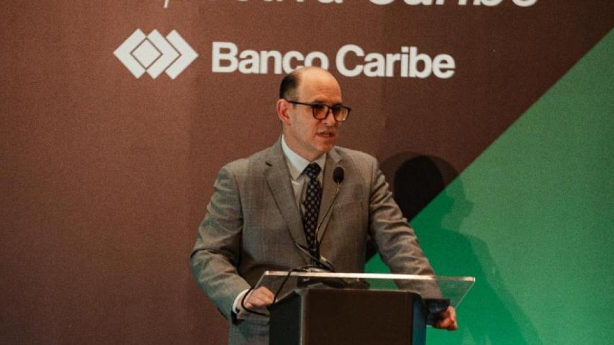 Banco Caribe orienta para toma de decisiones en medio de contexto global actual