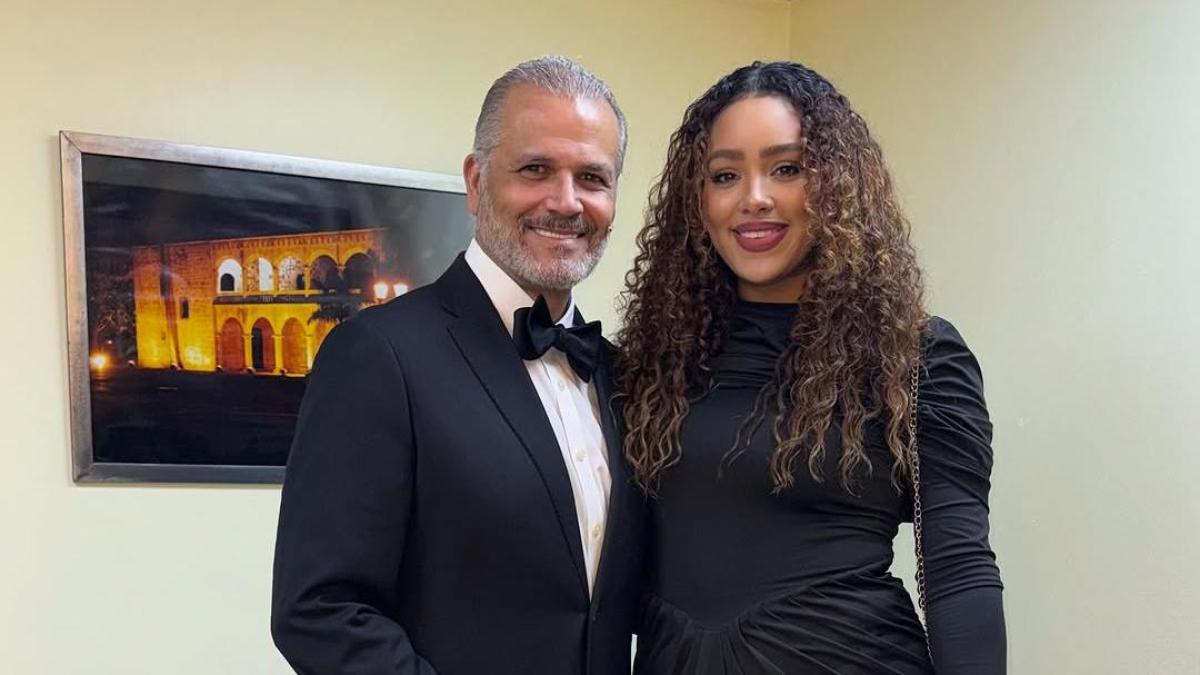 Carlos Alfredo recibe un romántico homenaje de su esposa: “El amor verdadero no entiende de edades”