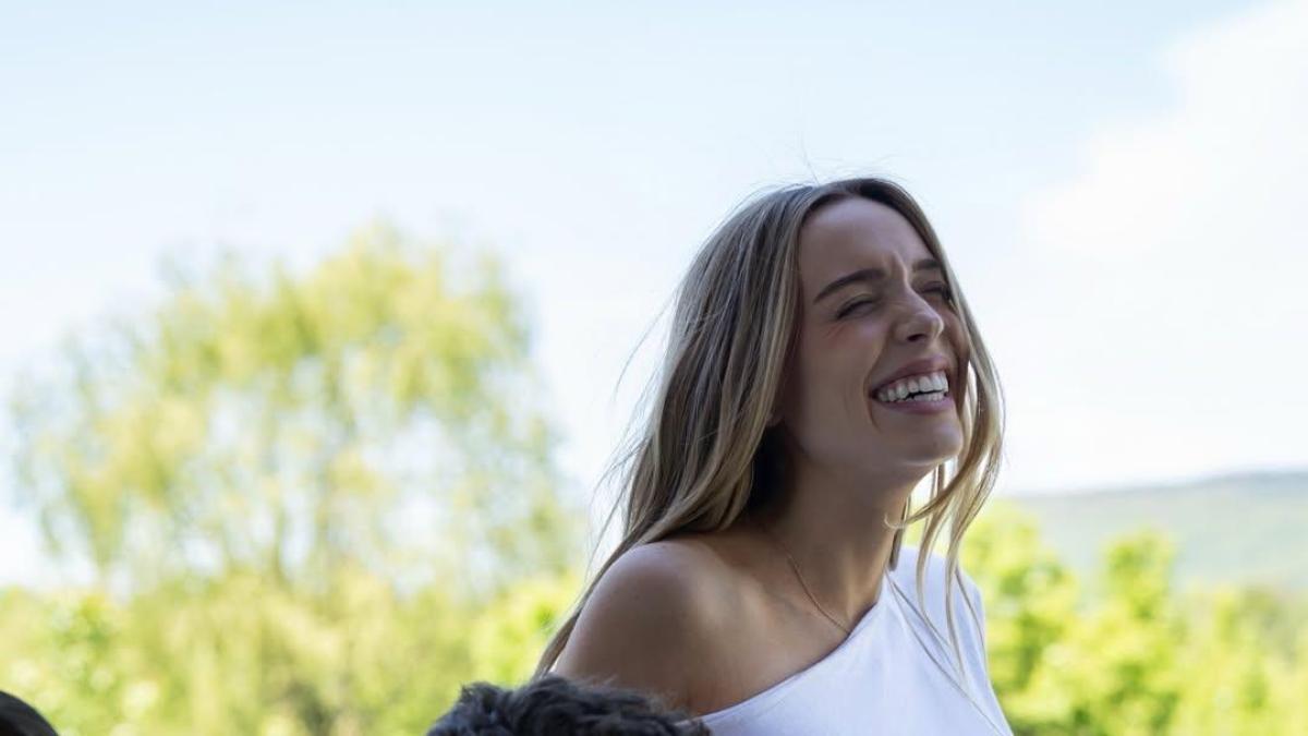 Alex Cooper y su esposo revelan que esperan su primer hijo en medio de rumores de separación