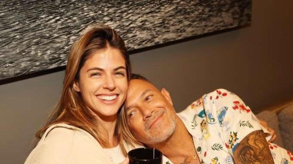 Alejandro Sanz sube al escenario a su nueva novia, Stephanie Cayo, para cantar “Corazón partío”