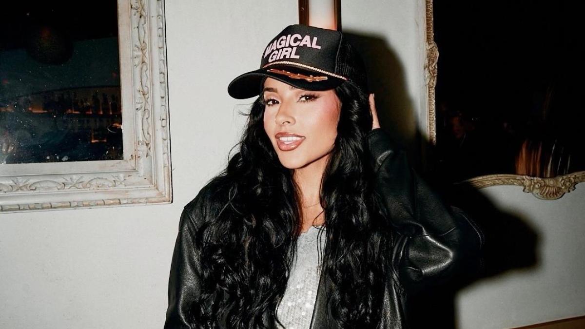Carlos Santana y Becky G homenajean a migrantes en un video ante crecientes deportaciones