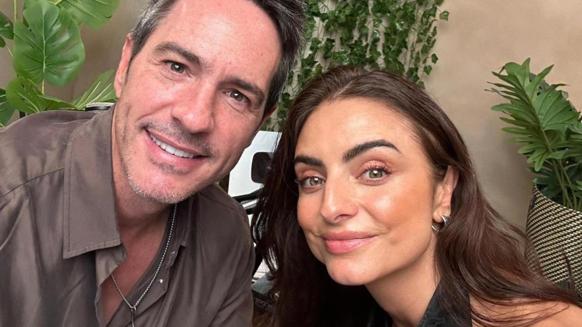 Aislinn Derbez y Mauricio Ochmann posan juntos para una revista y no descartan reconciliación