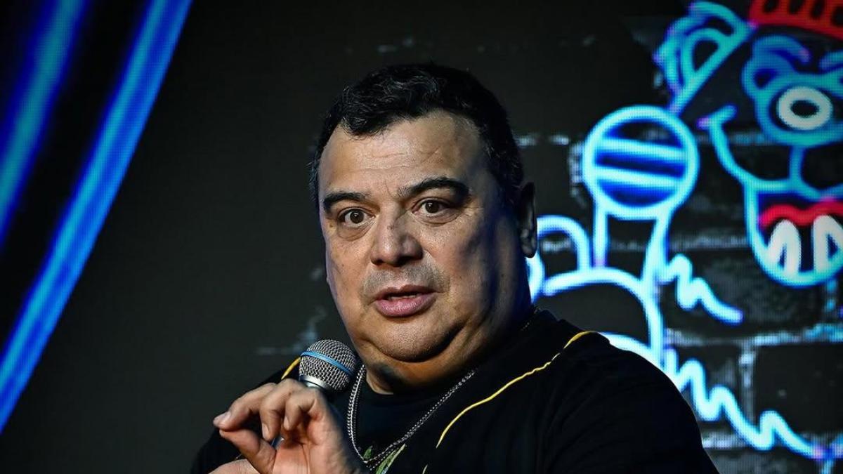 El comediante Carlos Mencia se declara inocente de 12 cargos por delitos graves de evasión fiscal