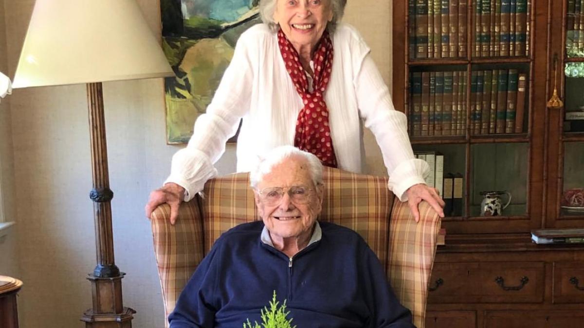 ¡Pocos lo logran! Actores William Daniels y Bonnie Bartlett celebran 75 años de matrimonio
