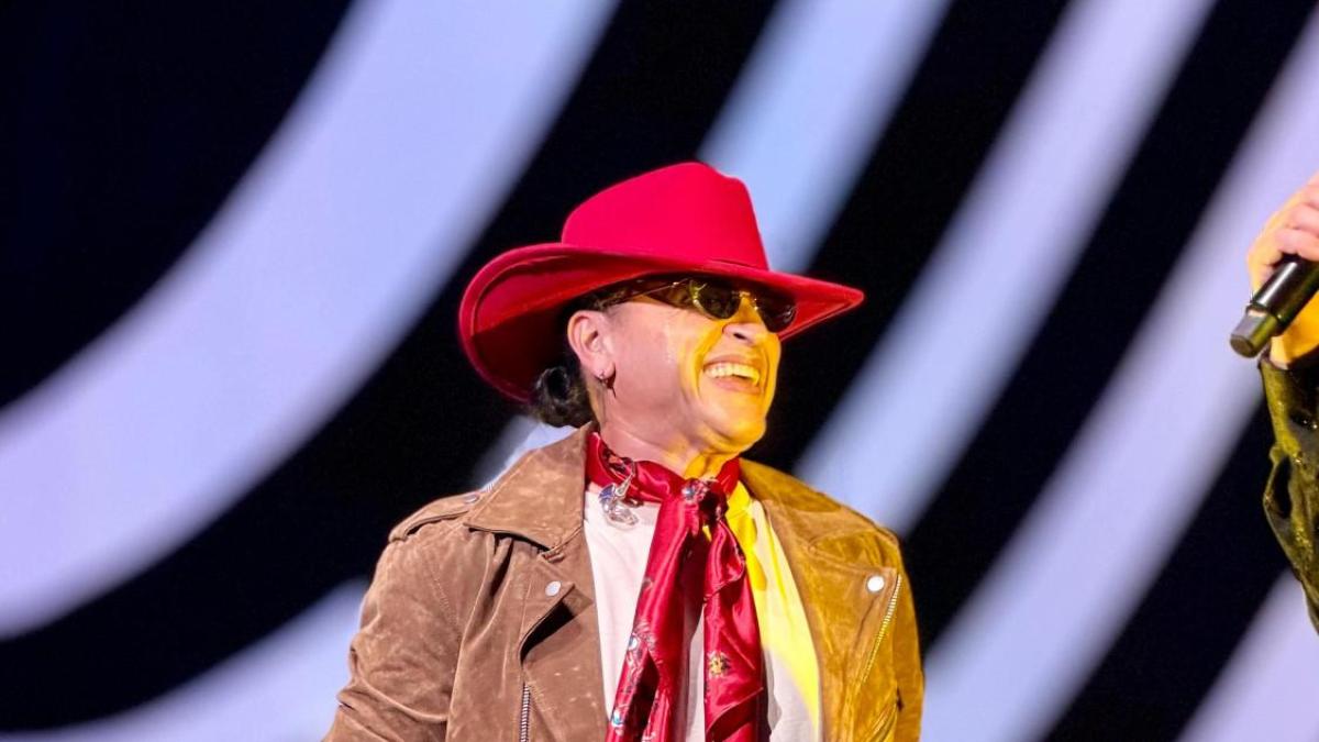 Elvis Crespo revela que puede retirarse con la cantidad de dinero que ha generado “Suavemente”