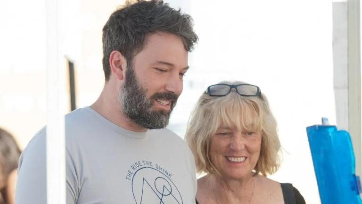 Revelan la causa de muerte de la madre de los actores Ben y Casey Affleck