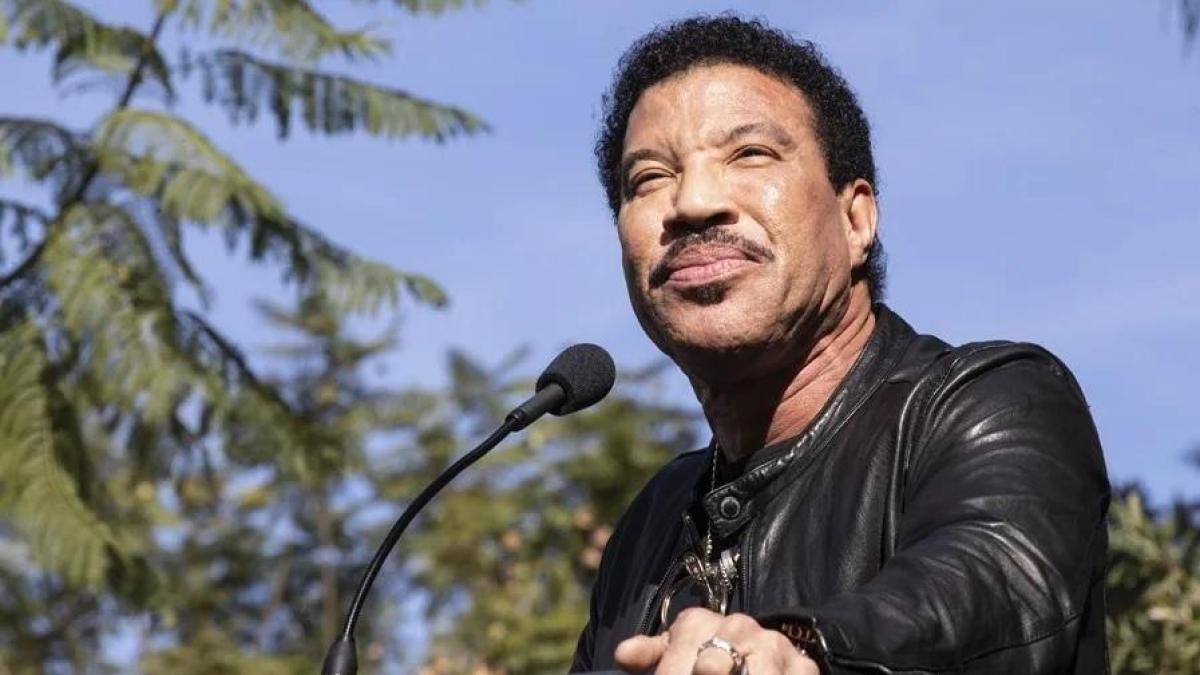 Lionel Richie sale del hospital tras someterse a pruebas de corazón