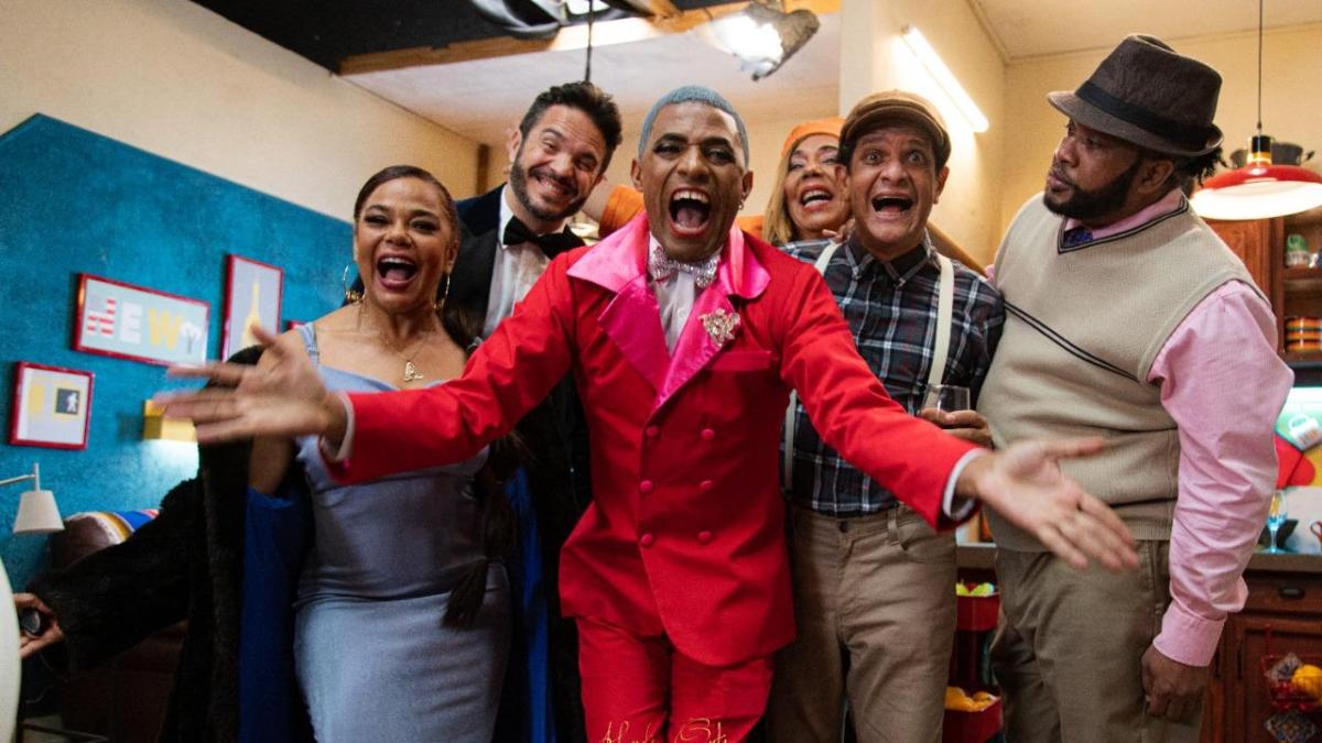 “La Fábrica de Bodas” apuesta por el humor para contar una historia de migración y nuevos comienzos