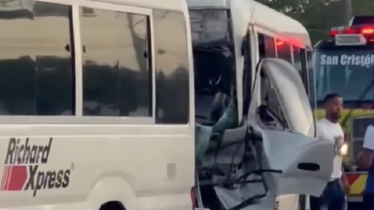 Dos autobuses de la misma empresa colisionan y provocan taponamiento en la autopista 6 de Noviembre