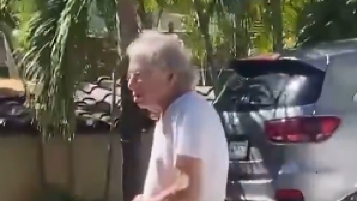 ¿Qué pasó en Ciudad Juan Bosch, donde un hombre amenazó a vecinos tras conflicto por parqueo?