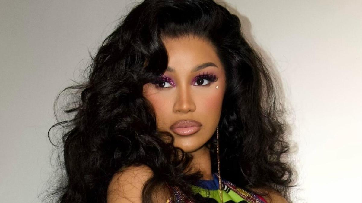 Cardi B repasa parte de su carrera musical en una sesión íntima de Tiny Desk