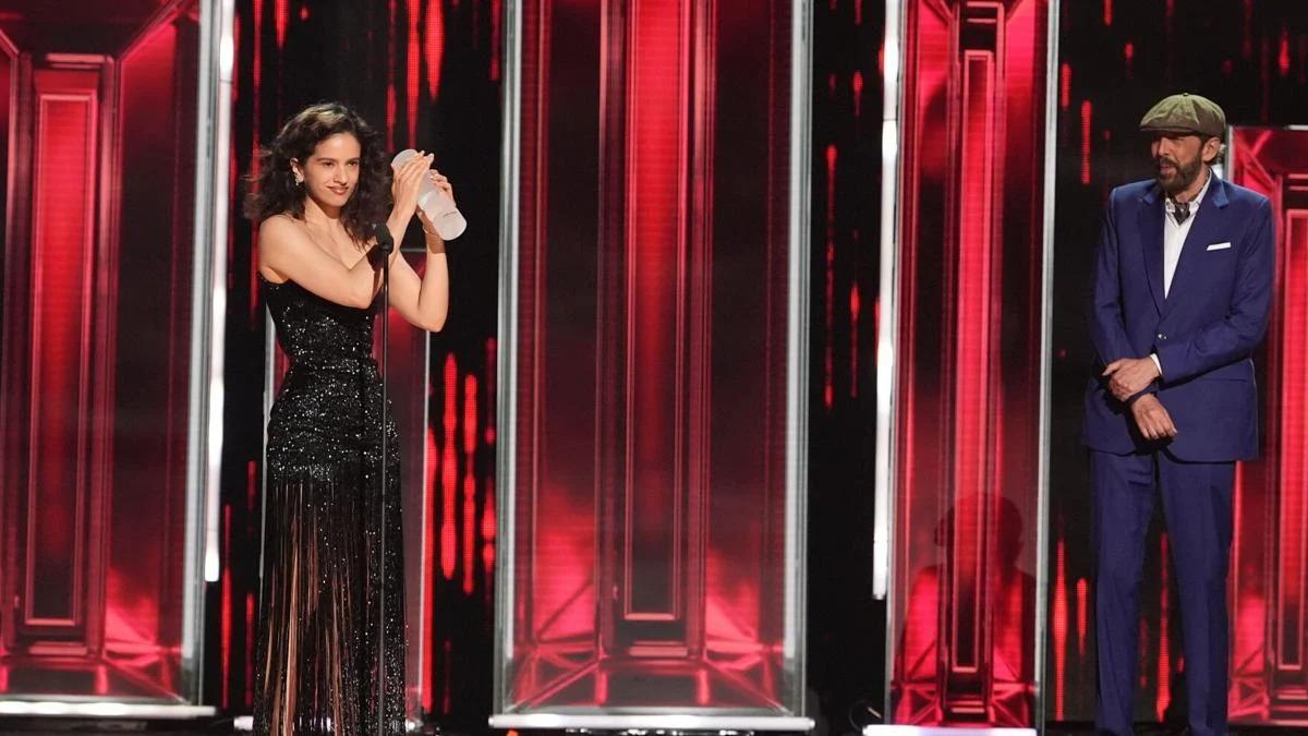 Juan Luis Guerra entrega a Rosalía el Premio Billboard Salón de la Fama
