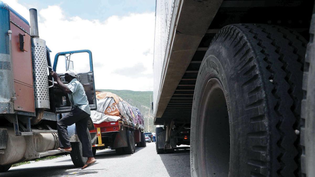 Intrant establece multa de RD$10,000 a camiones y patanas que circulen en el carril izquierdo