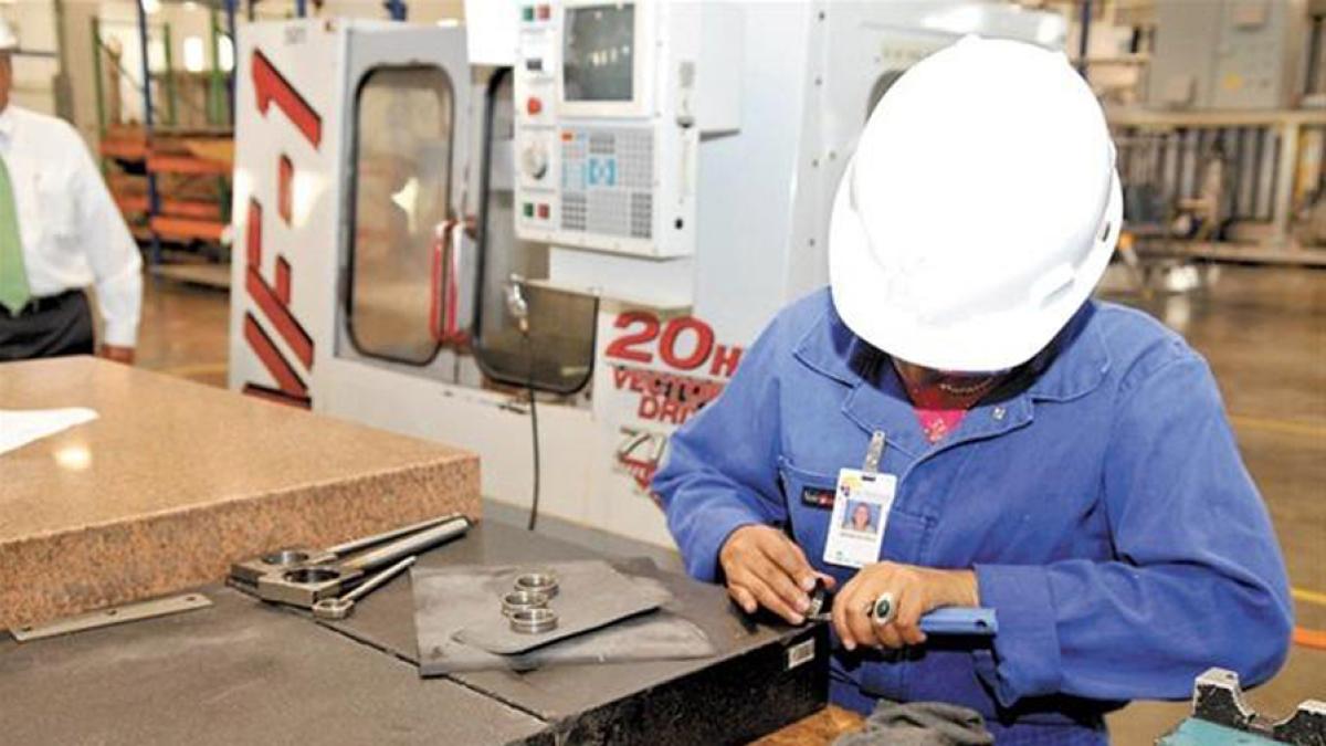 Actividad manufacturera cae por debajo de los 50 puntos al cierre del 2025